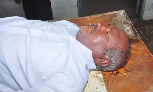 అన్నం గొంతులో ఇరుక్కొని వ్య‌క్తి మృతి