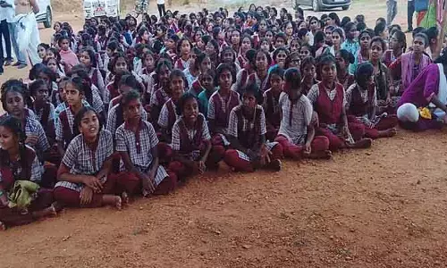 ఎమ్మెల్యే స్వాగతంలో పిల్లల భద్రతా మర్చిపోయిన ఘటన