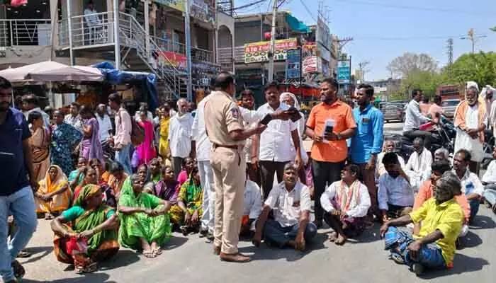 గుడి కట్టనివ్వనందుకు రోడ్డెక్కిన గ్రామస్తులు గుడి కట్టనివ్వనందుకు రోడ్డెక్కిన గ్రామస్తులు