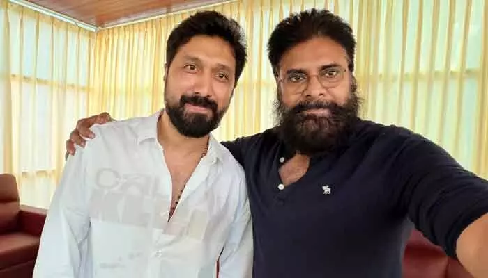 పవన్ కళ్యాణ్ను కలిసిన బాబీ కొల్లి.. కర్మయోగిని చూశానంటూ ఎమోషనల్ పోస్ట్.. స్టోరీ చెప్పడానికే కలిశారా? పవన్ కళ్యాణ్ను కలిసిన బాబీ కొల్లి.. కర్మయోగిని చూశానంటూ ఎమోషనల్ పోస్ట్.. స్టోరీ చెప్పడానికే కలిశారా?