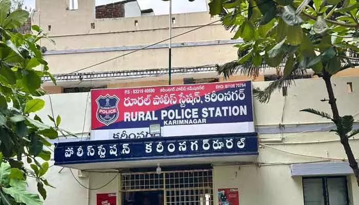 పెట్రోల్ పోసుకొని నిప్పంటించుకున్న యువకుడు పెట్రోల్ పోసుకొని నిప్పంటించుకున్న యువకుడు