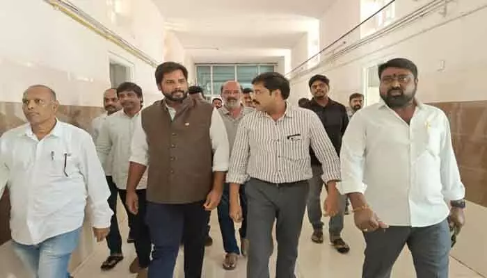 ఈఎస్ఐ ఆసుపత్రి నిర్మించే వరకు పోరాడుతాను : పెద్దపల్లి ఎంపీ వంశీకృష్ణ ఈఎస్ఐ ఆసుపత్రి నిర్మించే వరకు పోరాడుతాను : పెద్దపల్లి ఎంపీ వంశీకృష్ణ