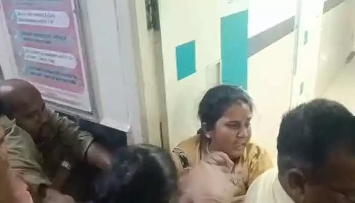 కిడ్నాప్ యత్నం భగ్నం.. తండ్రి ధైర్యానికి శభాష్..! కిడ్నాప్ యత్నం భగ్నం.. తండ్రి ధైర్యానికి శభాష్..!