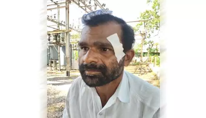కమీషన్ల కోసం కాంగ్రెస్ కార్యకర్తలు మూకుమ్మడి దాడి కమీషన్ల కోసం కాంగ్రెస్ కార్యకర్తలు మూకుమ్మడి దాడి