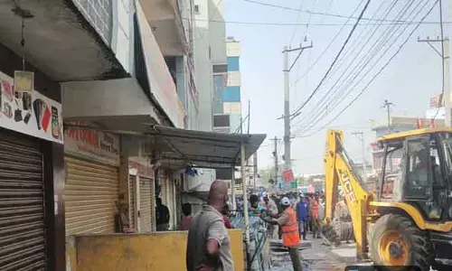 నార్సింగి స‌ర్కిల్ లో అధికారుల ఉక్కుపాదం