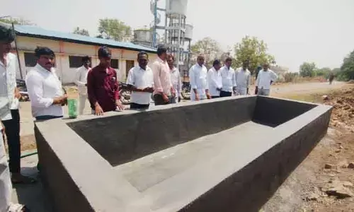 ప‌శువుల దాహార్థిని తీర్చేందుకు నీటి తొట్టెలు ఏర్పాటు