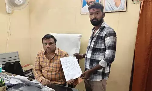 గ్రామస్థులను బెదిరింపులకు గురి చేస్తున్న రేషన్ డీలర్ ను మార్చాలి