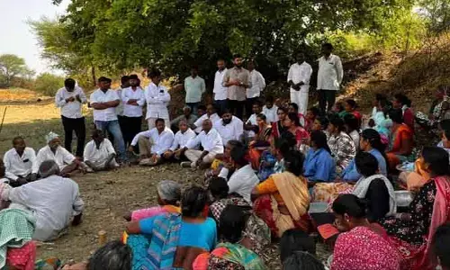 కేంద్ర ప్ర‌భుత్వం ఉపాధి హామీకి గండి పెట్టేందుకు చూస్తుంది : జిల్లా కాంగ్రెస్ అధ్య‌క్షురాలు ఆంక్ష‌రెడ్డి
