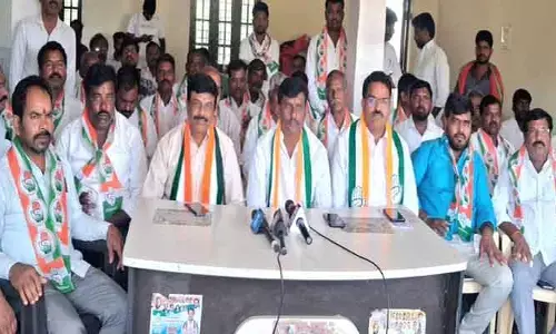 ఎమ్మెల్యే తీరు మార‌కుంటే గ్రామాల్లో తిర‌గ‌నివ్వం :  బ్లాక్ కాంగ్రెస్ అధ్య‌క్షుడు శ్రీకాంత్ రెడ్డి