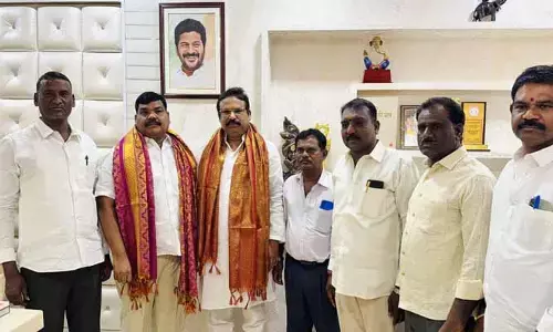 కష్టపడి పని చేసే వారిని పదవులు వాటంతట అవే వరిస్తాయి