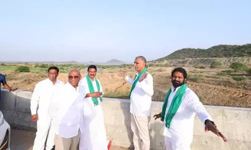 రైతులతో ధర్నా విరమింపజేయించిన హరీష్ రావు