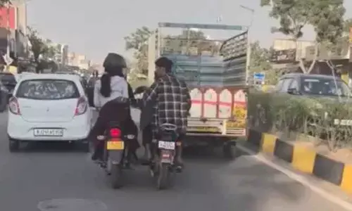 బైక్‌పై వెళ్తూ యువతితో అసభ్యకర ప్రవర్తన!