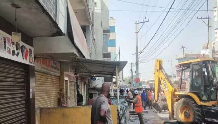 నార్సింగి సర్కిల్ లో అధికారుల ఉక్కుపాదం నార్సింగి సర్కిల్ లో అధికారుల ఉక్కుపాదం