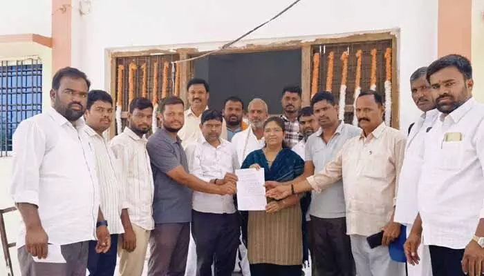 ఎమ్మార్వో ఆఫీస్ వద్ద సెగలు.. దౌల్తాబాద్ లో నేతల దుమారం..! ఎమ్మార్వో ఆఫీస్ వద్ద సెగలు.. దౌల్తాబాద్ లో నేతల దుమారం..!