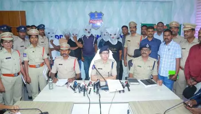 జల్సాలకు అలవాటు పడి దొంగ అవతారమెత్తిన రిటైర్డ్ ఆర్మీ ఉద్యోగి జల్సాలకు అలవాటు పడి దొంగ అవతారమెత్తిన రిటైర్డ్ ఆర్మీ ఉద్యోగి