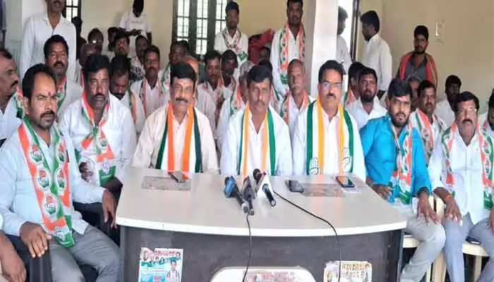 ఎమ్మెల్యే తీరు మారకుంటే గ్రామాల్లో తిరగనివ్వం : బ్లాక్ కాంగ్రెస్ అధ్యక్షుడు శ్రీకాంత్ రెడ్డి ఎమ్మెల్యే తీరు మారకుంటే గ్రామాల్లో తిరగనివ్వం : బ్లాక్ కాంగ్రెస్ అధ్యక్షుడు శ్రీకాంత్ రెడ్డి