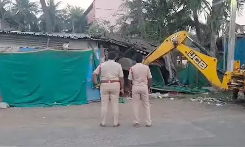 ఆరేళ్ల చిన్నారిపై లైంగిక దాడి.. నిందితుడి షాపు బుల్డోజర్‌తో నేలమట్టం