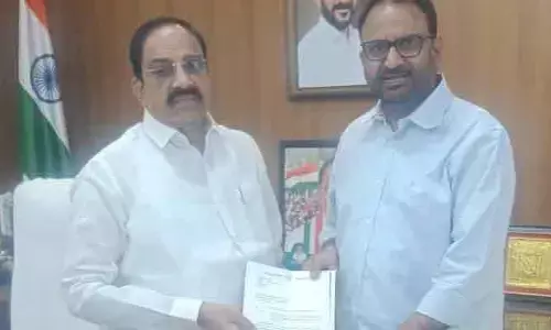 మొక్కజొన్న కొనుగోలు కేంద్రాలు ఏర్పాటు చేయించండి.. మంత్రికి వినతి పత్రం అందజేత
