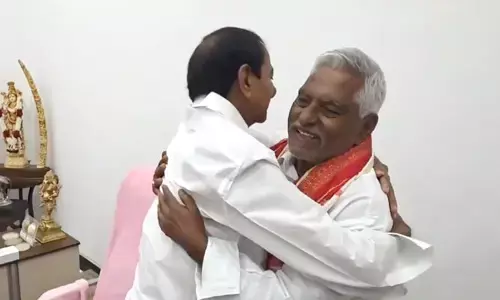 కేసీఆర్‌తో జీవన్ రెడ్డి భేటీ: నన్ను దేవుడే పంపాడు అంటూ భావోద్వేగ ఆలింగనం!