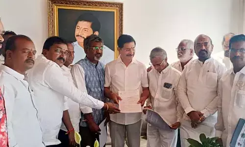 వస్త్రాల కొనుగోలులో టెండర్లు రద్దు చేయాలి: సీఎం సలహాదారుడికి విన్నపం
