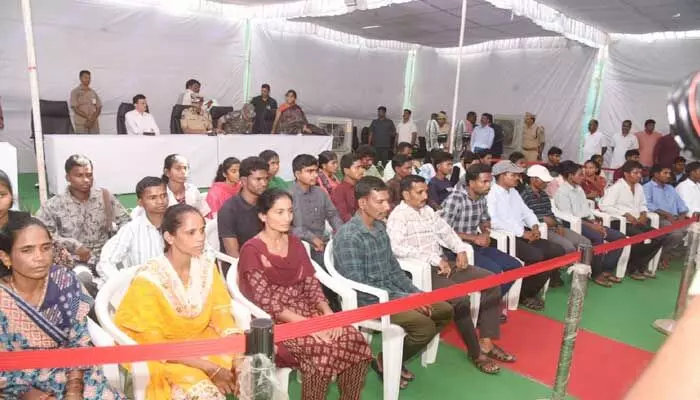 తెలంగాణలో ముగిసిన మావోయిస్టు శకం: డీజీపీ శివధర్ రెడ్డి ఎదుట 42 మంది భారీ లొంగుబాటు! తెలంగాణలో ముగిసిన మావోయిస్టు శకం: డీజీపీ శివధర్ రెడ్డి ఎదుట 42 మంది భారీ లొంగుబాటు!