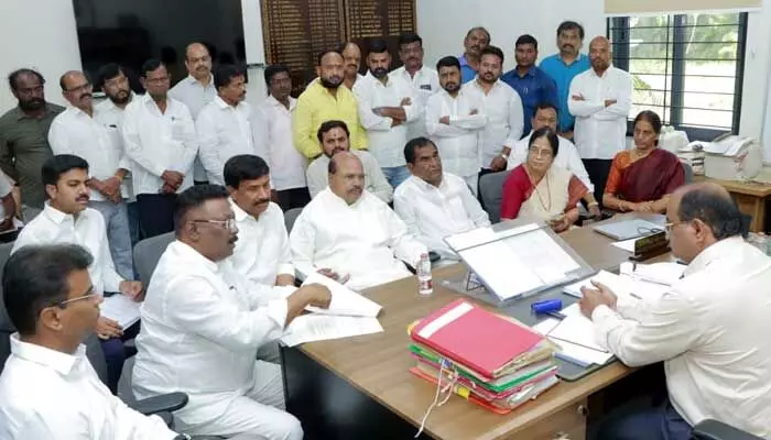 అడిషనల్ కలెక్టర్ను కలిసిన బీఆర్ఎస్ ఎమ్మెల్యేలు, ఎమ్మెల్సీలు అడిషనల్ కలెక్టర్ను కలిసిన బీఆర్ఎస్ ఎమ్మెల్యేలు, ఎమ్మెల్సీలు