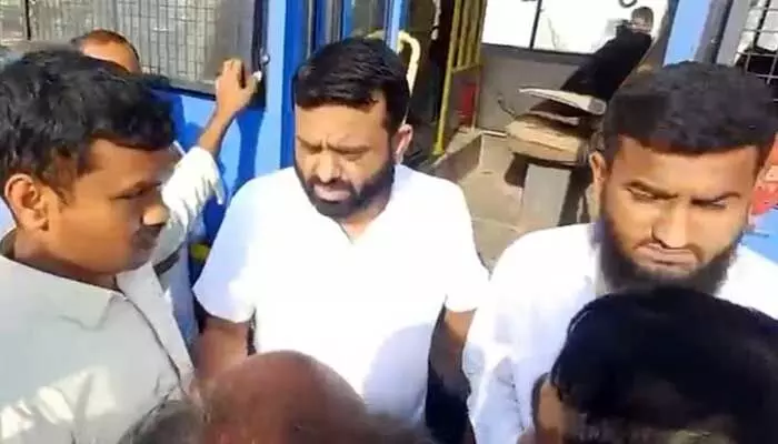 ఫామ్ హౌస్ డ్రగ్స్ కేసులో పైలెట్ రోహిత్ రెడ్డి బ్యాచ్కి కస్టడీ పొడిగింపు ఫామ్ హౌస్ డ్రగ్స్ కేసులో పైలెట్ రోహిత్ రెడ్డి బ్యాచ్కి కస్టడీ పొడిగింపు
