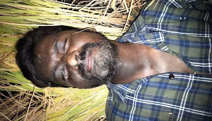 టీక్యాతండాలో గుర్తుతెలియని మృతదేహం కలకలం టీక్యాతండాలో గుర్తుతెలియని మృతదేహం కలకలం