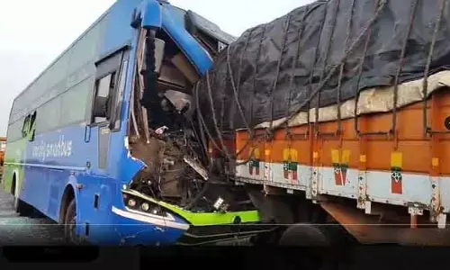 Accident: లారీని ఢీకొట్టిన ప్రైవేట్ ట్రావెల్స్ బస్సు.. 16 మందికి తీవ్ర గాయాలు