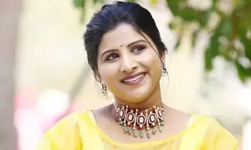 రూ.కోట్లలో వసూళ్లు.. సింగర్ మంగ్లీ, ఆమె సోదరుడిపై కేసు నమోదు