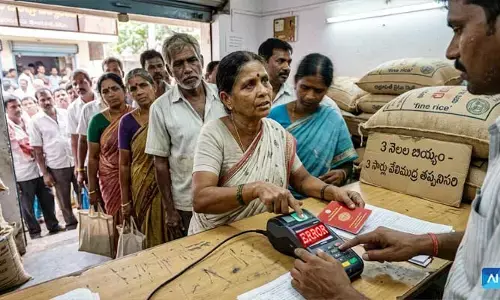 రేషన్ పంపిణీలో ‘సర్వర్’ పరేషాన్: గంటల తరబడి వేచి చూస్తున్న లబ్ధిదారులు