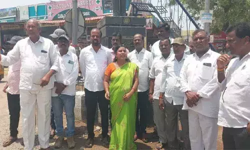 ఆయ‌న పేరు పెడితే ఈయ‌న రాన‌న్నారు
