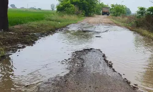 ఇంకా ఎన్నాళ్లు ఈ రోడ్ల గోస‌..?