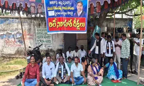 పేదల ఇళ్ల‌కు స్థలాలు కేటాయించాలి