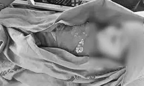 వరగానిలో విషాదం.. స్కూలు బస్సు కిందపడి చిన్నారి మృతి