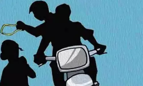 క‌ళ్ల‌లో కారం కొట్టి మ‌హిళా మెడలో గొలుసు చోరీ