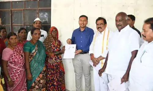 కలెక్టర్ చొరవతో భూ సమస్యకు చెక్..