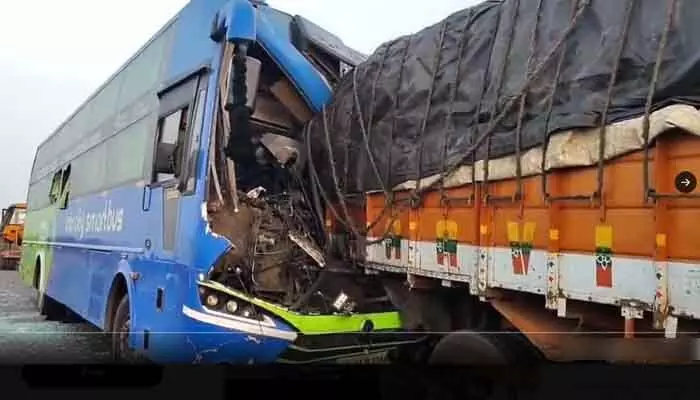 Accident: లారీని ఢీకొట్టిన ప్రైవేట్ ట్రావెల్స్ బస్సు.. 16 మందికి తీవ్ర గాయాలు Accident: లారీని ఢీకొట్టిన ప్రైవేట్ ట్రావెల్స్ బస్సు.. 16 మందికి తీవ్ర గాయాలు