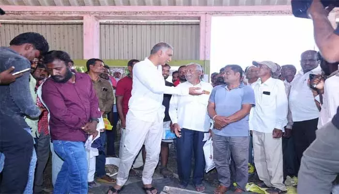 రైతుల పట్ల చిన్న చూపు ఎందుకు..? : మాజీ మంత్రి హరీశ్ రావు రైతుల పట్ల చిన్న చూపు ఎందుకు..? : మాజీ మంత్రి హరీశ్ రావు