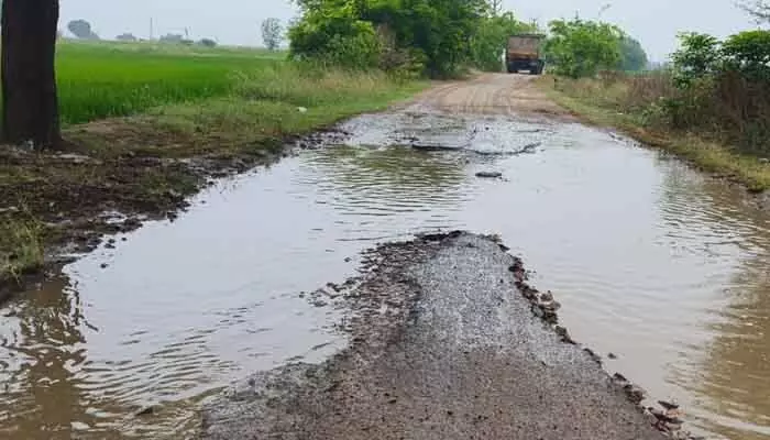 ఇంకా ఎన్నాళ్లు ఈ రోడ్ల గోస..? ఇంకా ఎన్నాళ్లు ఈ రోడ్ల గోస..?