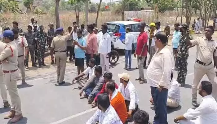 తమకు హామీలు నెరవేర్చకుండానే పనులు ఎలా..? తమకు హామీలు నెరవేర్చకుండానే పనులు ఎలా..?