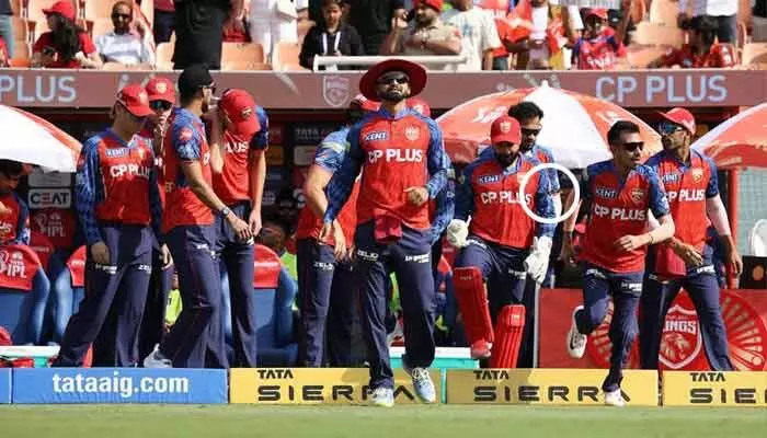 IPL 2026 : హైదరాబాద్తో మ్యాచ్.. చేతికి నల్ల బ్యాడ్జీలతో పంజాబ్ ఆటగాళ్లు IPL 2026 : హైదరాబాద్తో మ్యాచ్.. చేతికి నల్ల బ్యాడ్జీలతో పంజాబ్ ఆటగాళ్లు