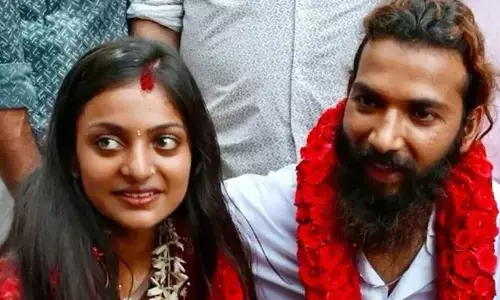 కుంభమేళా బ్యూటీ మోనాలిసా మిస్సింగ్.. ఫర్మాన్ ఖాన్ సెల్ఫీ వీడియో, కేరళలో రాజకీయ దుమారం!