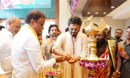 HYD: కూకట్‌పల్లిలో విక్టరీ వెంకటేశ్ సందడి