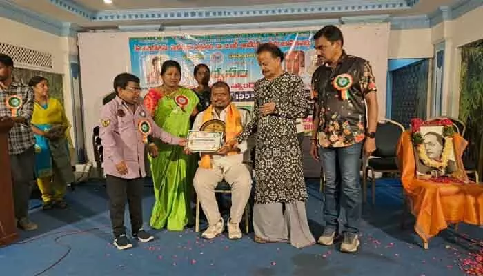 దళితుల సంక్షేమం కోసం పనిచేసిన మల్లెపోగు శ్రీనివాస్ కు అవార్డు దళితుల సంక్షేమం కోసం పనిచేసిన మల్లెపోగు శ్రీనివాస్ కు అవార్డు