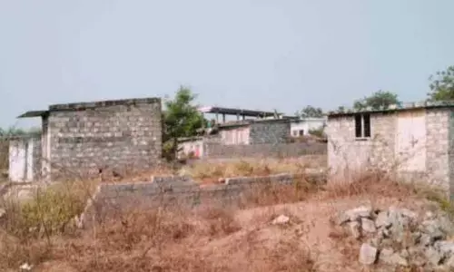 జమ్మికుంటలో రెచ్చిపోతున్న భూ బకాసురులు.. సర్కార్ భూమిపై అక్రమార్కుల కన్ను