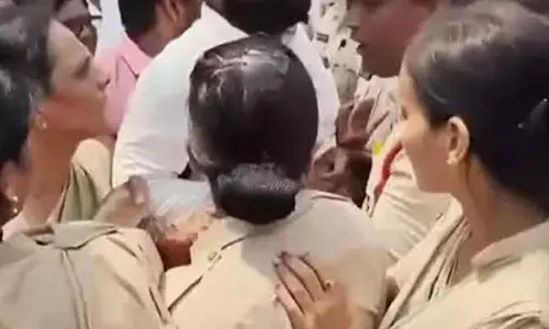 టెక్కలిలో ఉద్రిక్తత.. పోలీసులతో దువ్వాడ వాణి వాగ్వాదం