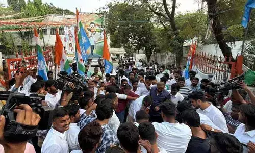 స్మార్ట్‌ఫోన్ పంపిణీపై సీతక్కను టార్గెట్ చేసిన బీఆర్ఎస్.. మండిపడ్డ ఎన్‌ఎస్‌యూఐ