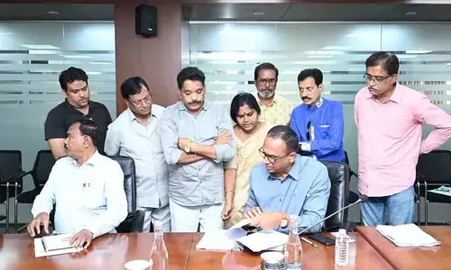 పార్కులు ఆక్ర‌మించి ఇళ్ల నిర్మాణం.. హైడ్రాకు ఫిర్యాదు