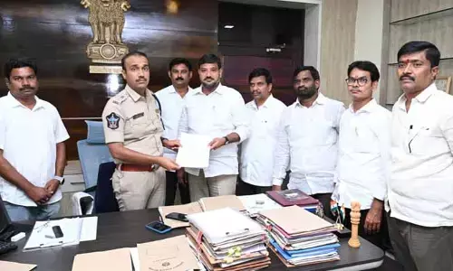 చంద్రబాబుపై అనుచిత పోస్టులు.. పోలీసులకు కంప్లైంట్